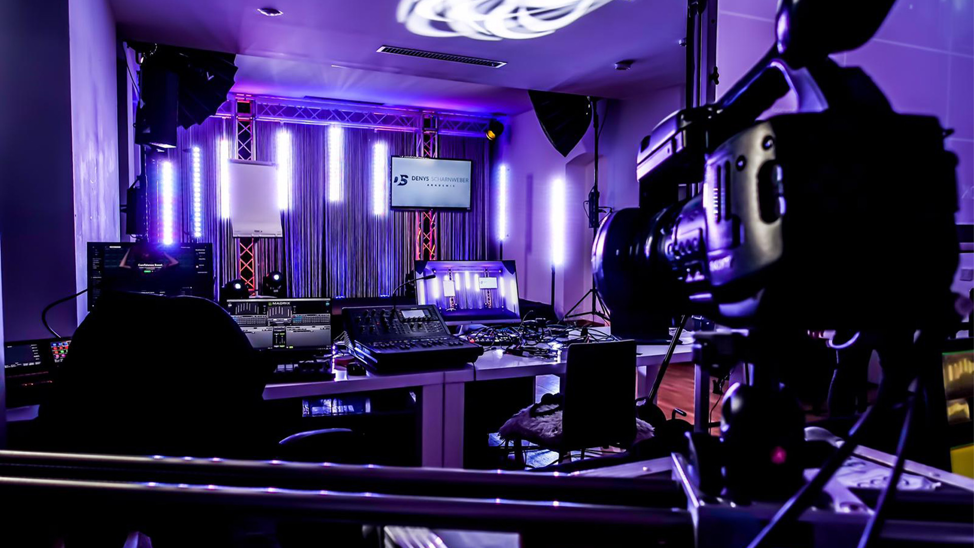 In unserem Studio können wir Event, Seminare unvm aufnehmen.