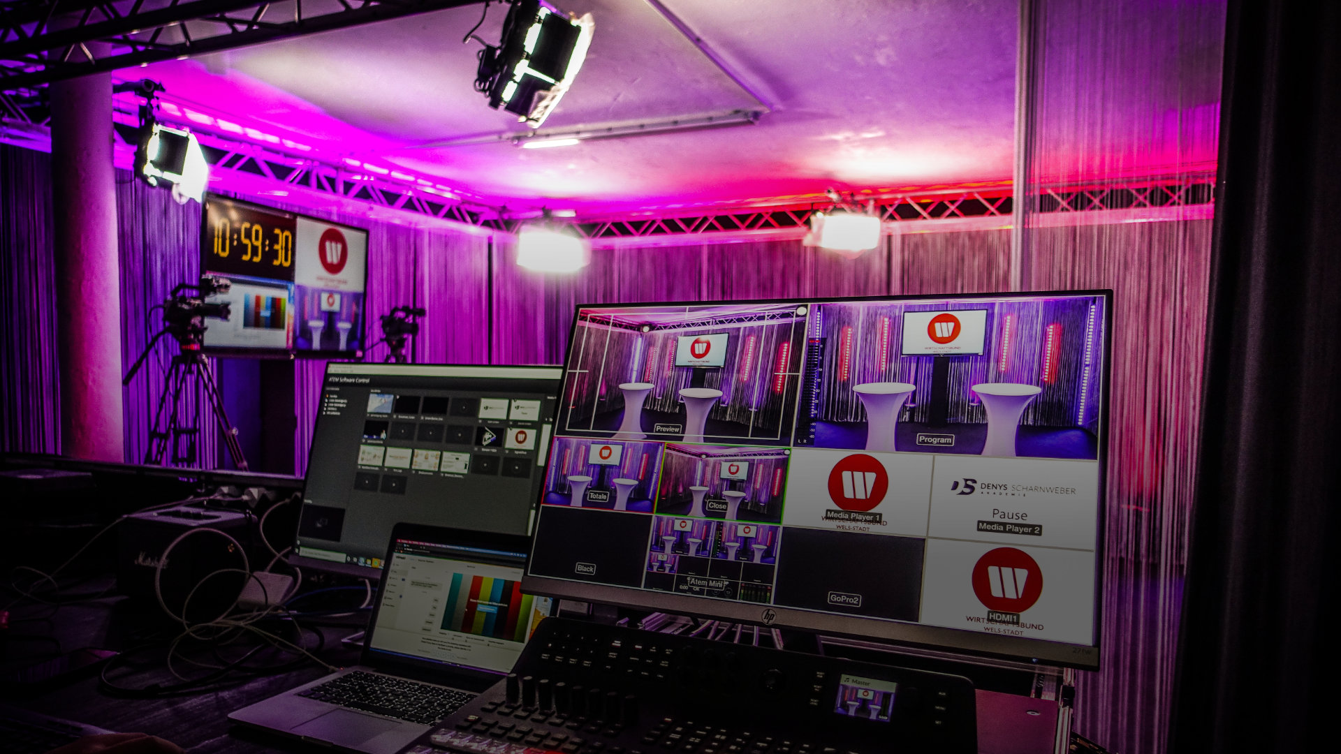 Vom Stusio direkt ins Wohnzimmer. Das ist Streaming. wirtschaftsbund-wels-online-event-endlichwiederarbeiten
