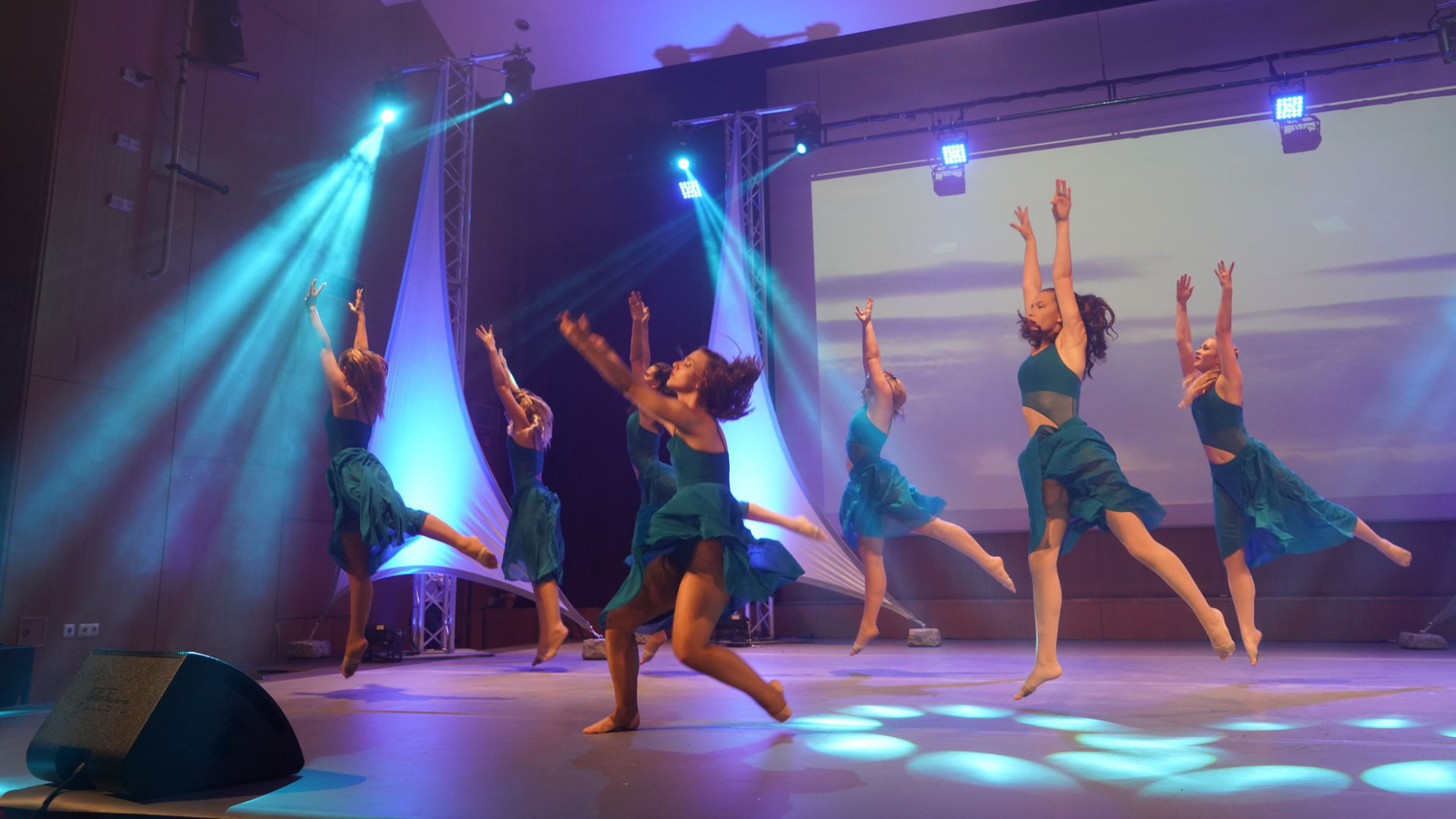 Die Tänzer auf der Bühne ins richtige Licht setzen gehört zu unseren Stärken. Mit Licht, Nebelmaschine, Hazer, uvm