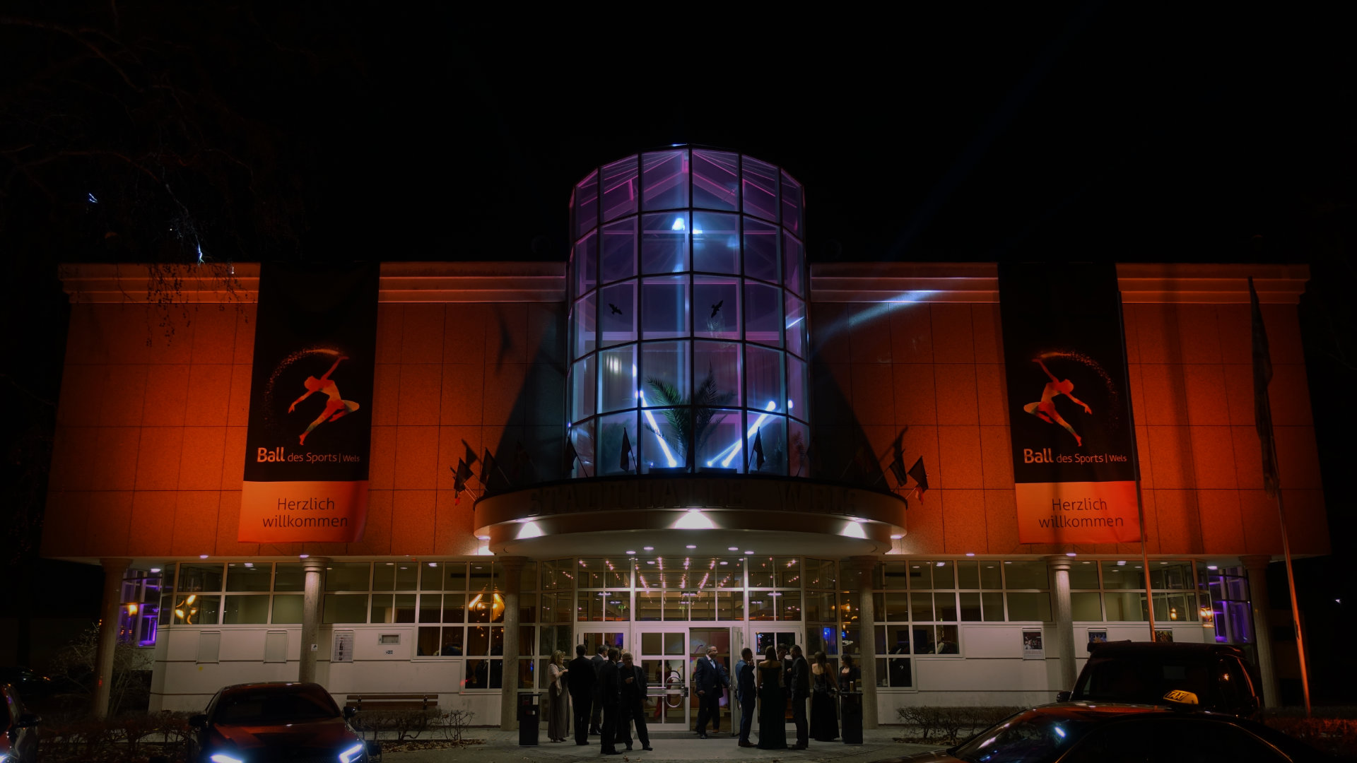 Auch die Welser Stadthalle kann mit der passenden Fassadenbeleuchtung im richtigen Licht erstrahlen.